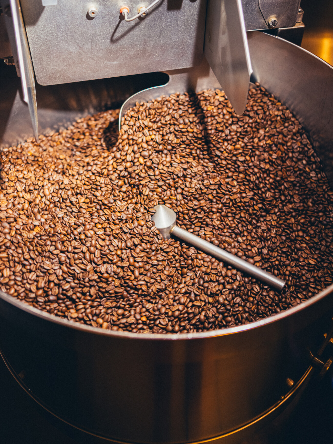 Frisch geröstete Kaffeebohnen kühlen im Loring-Röster der PASSENGER Coffee Rösterei in Berlin.