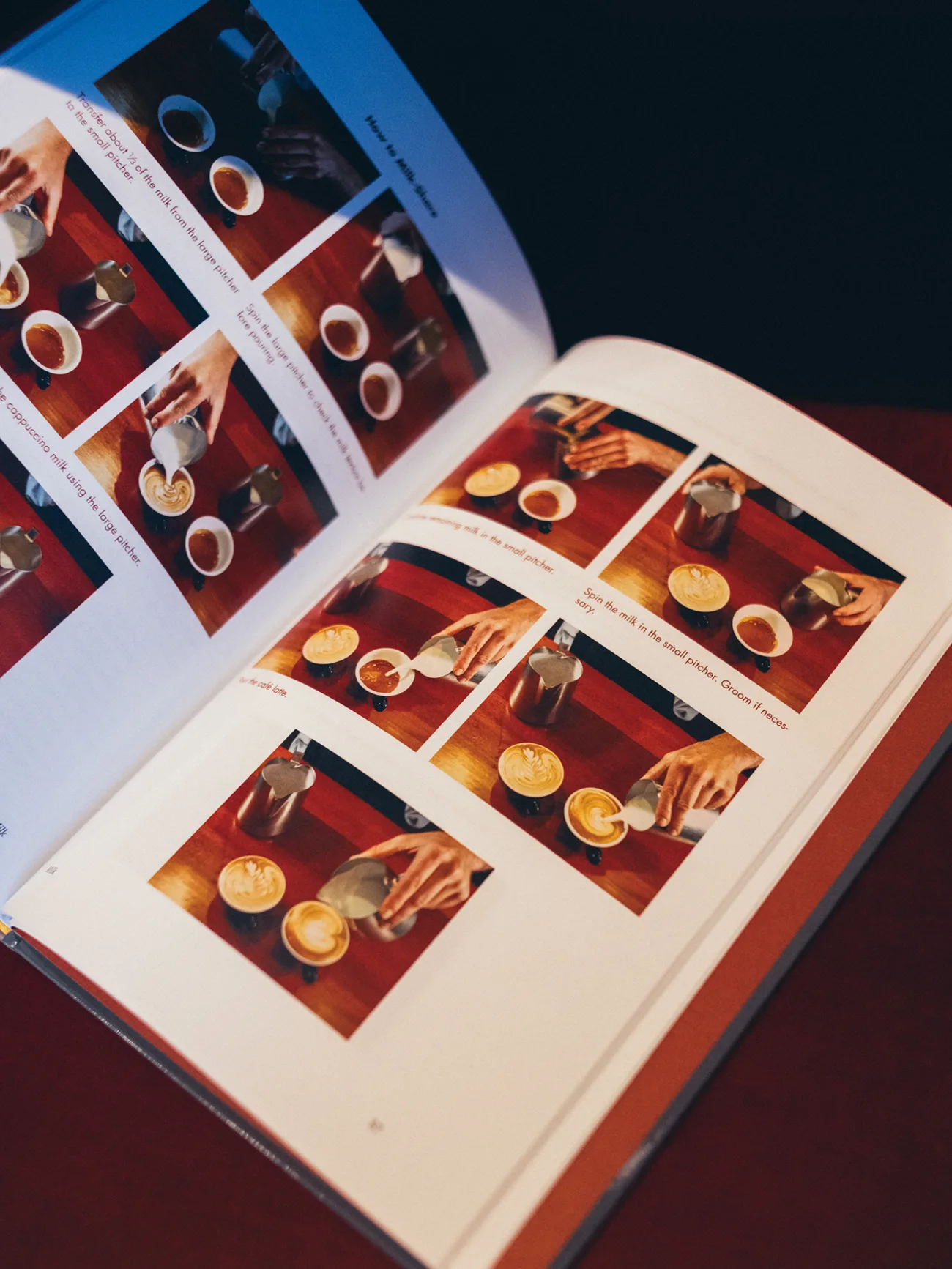 Aufgeschlagenes Buch „The Professional Barista’s Handbook“ mit Fotoserie von Espressotassen