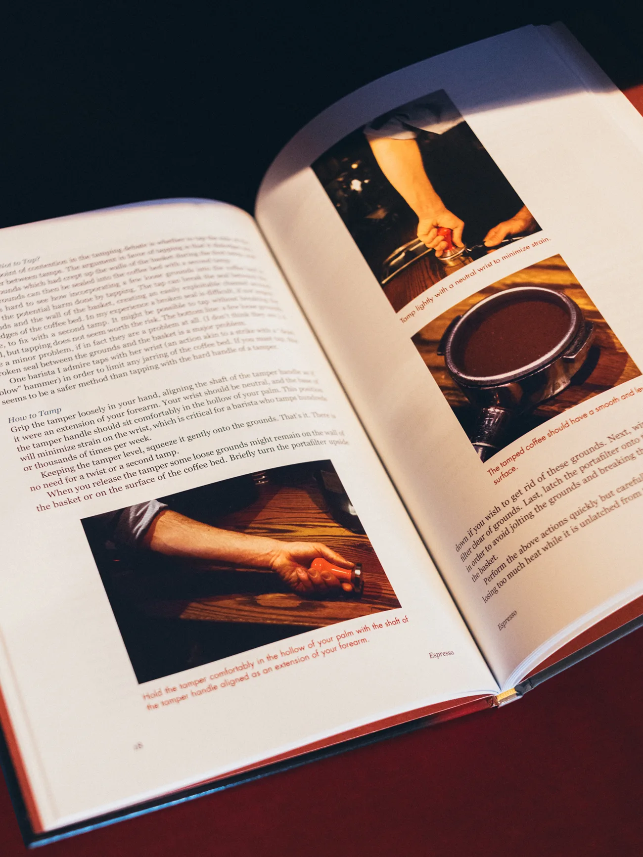 Aufgeschlagenes Buch „The Professional Barista’s Handbook“ mit Fotos zur Espressozubereitung