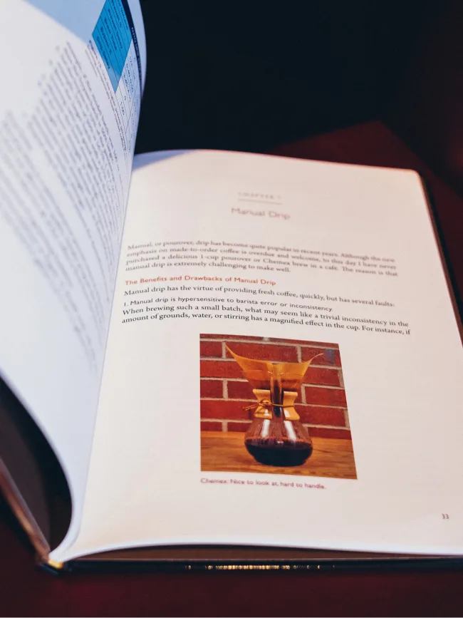 Aufgeschlagenes Buch „Everything but Espresso“ mit Foto einer Filterkaraffe