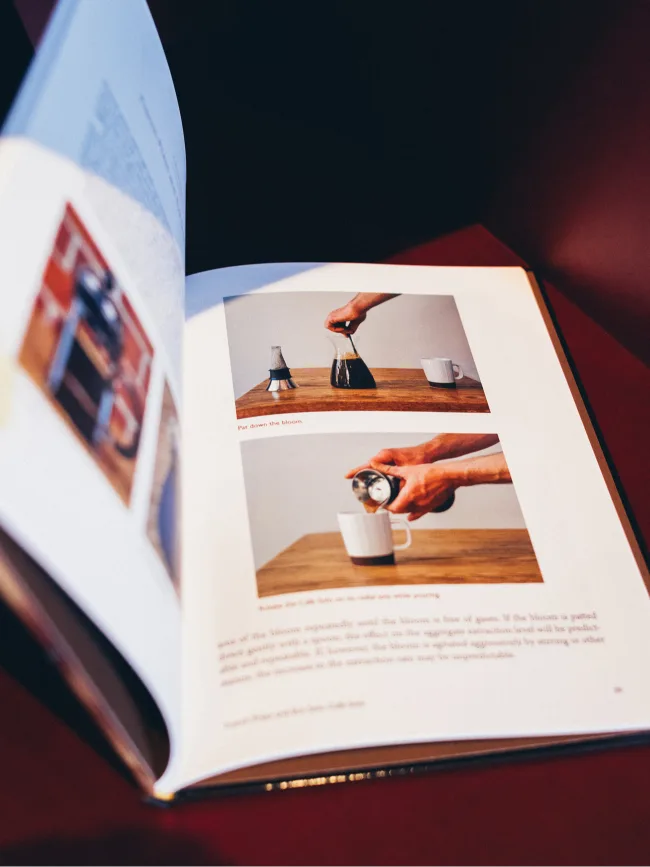 Aufgeschlagenes Buch „Everything but Espresso“ mit Fotos zur Zubereitung
