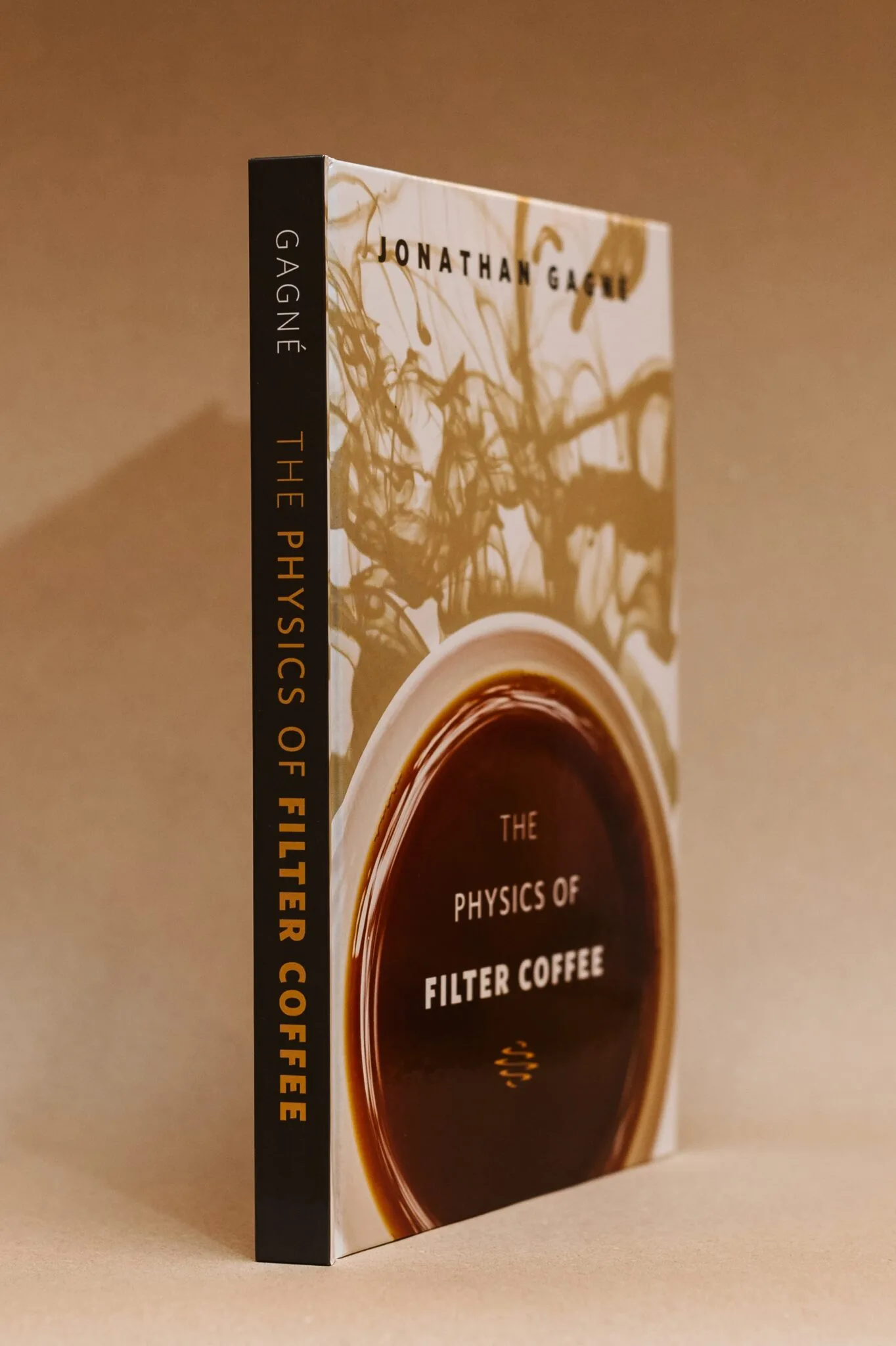 Buch „The Physics of Filter Coffee“ stehend mit Buchrücken