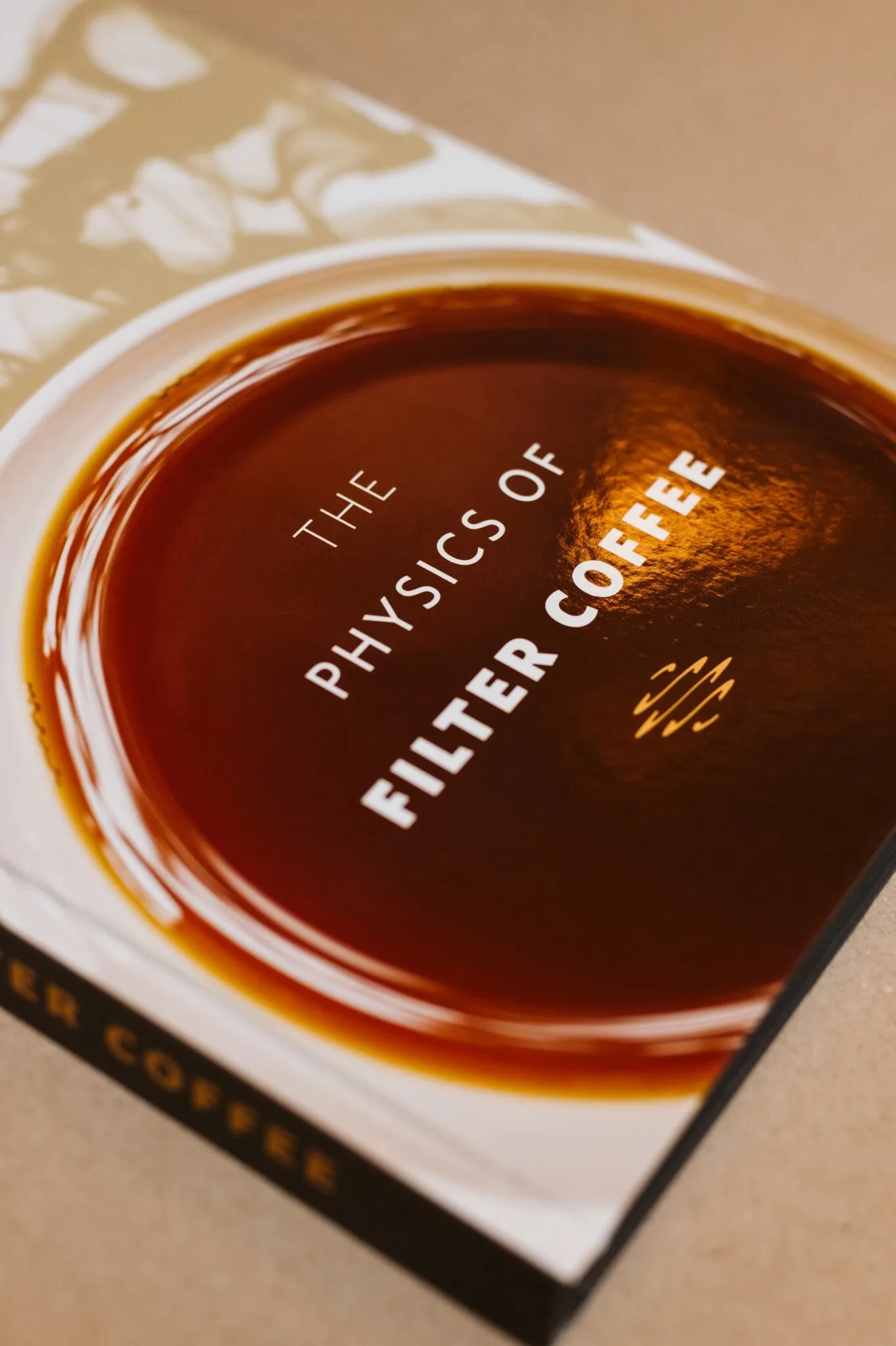 Buch „The Physics of Filter Coffee“ schräg liegend